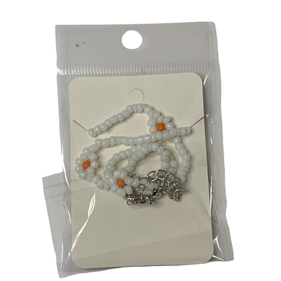 Beaded flower necklace - Picture 4 of 5